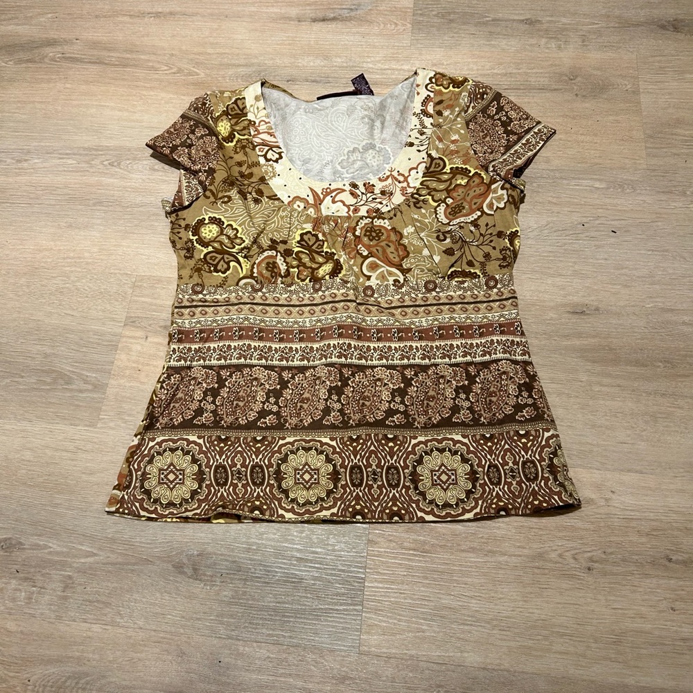 Top short sleeve Tan & Brown tones. Size M